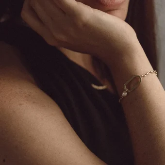Close-up smiling woman resting chin on hand